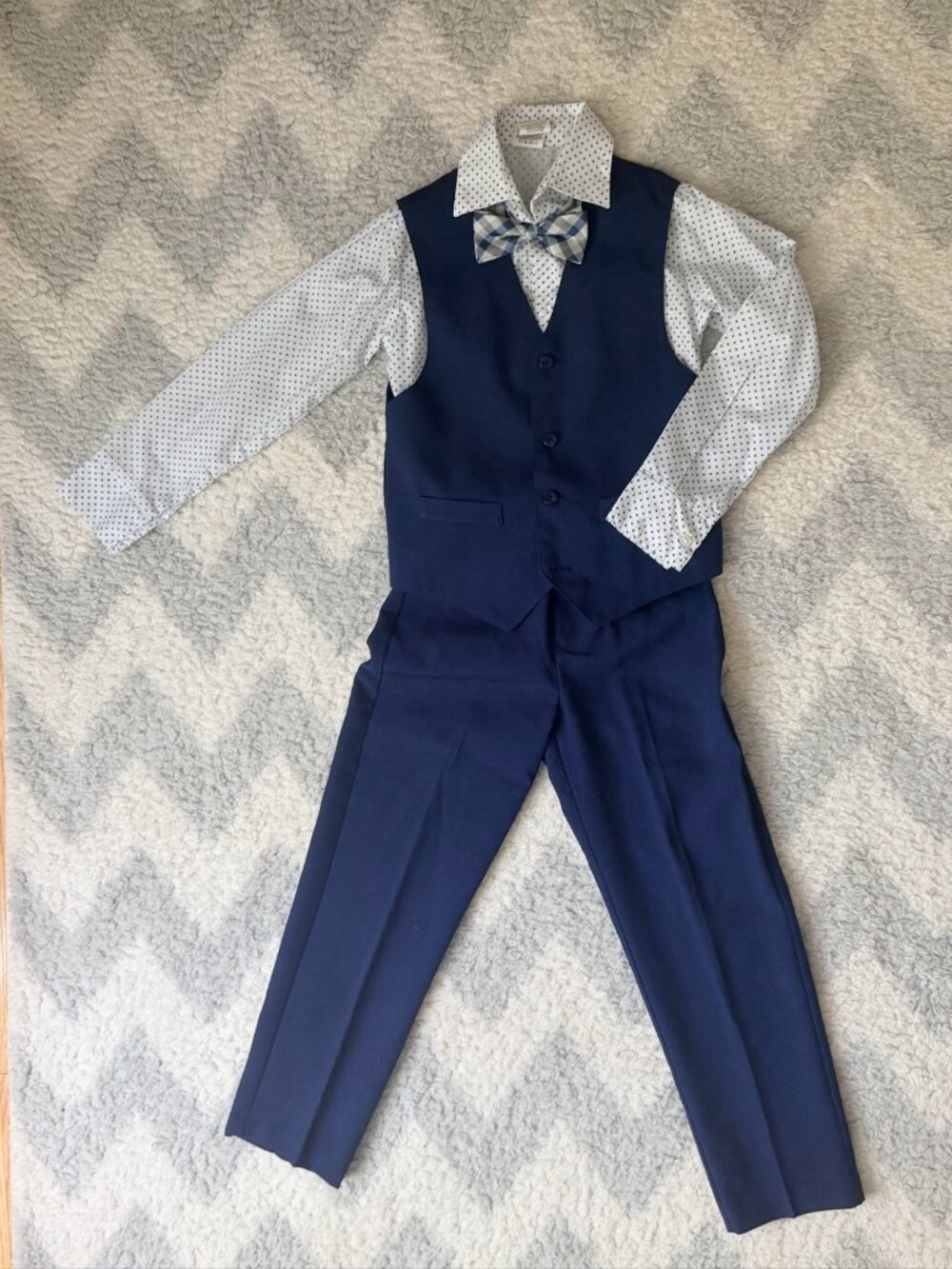 Van Heusen Boys 4-Piece Navy Suit Set Size 8 - Vest, Pants, Polka Dot Shirt